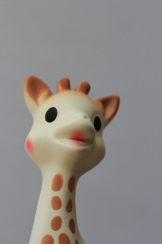 Sophie la girafe est un jouet pour les bébés en caoutchouc naturel.
