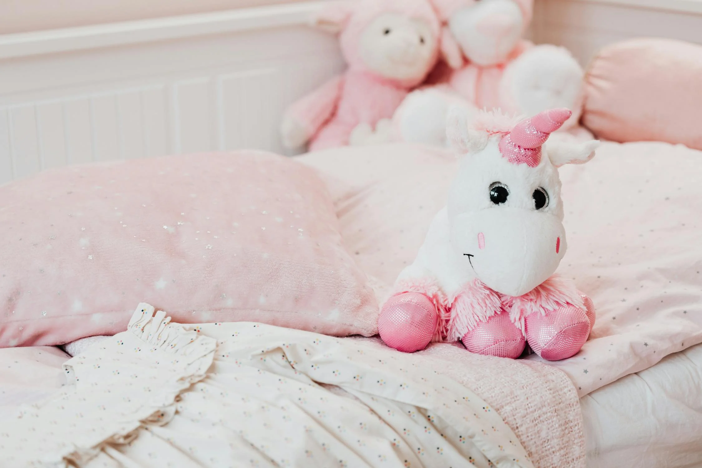 La peluche licorne est un élément de décoration tendance dans une chambre.