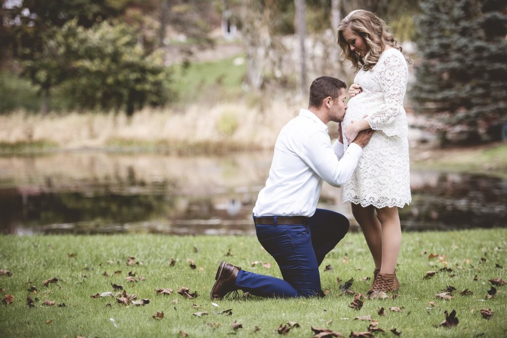 Une photo de grossesse dans la nature en couple est originale.