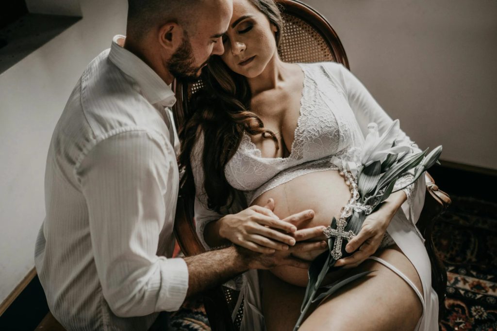 La photo de grossesse en couple boudoir dévoile le corps de la future maman avec beaucoup de douceur.