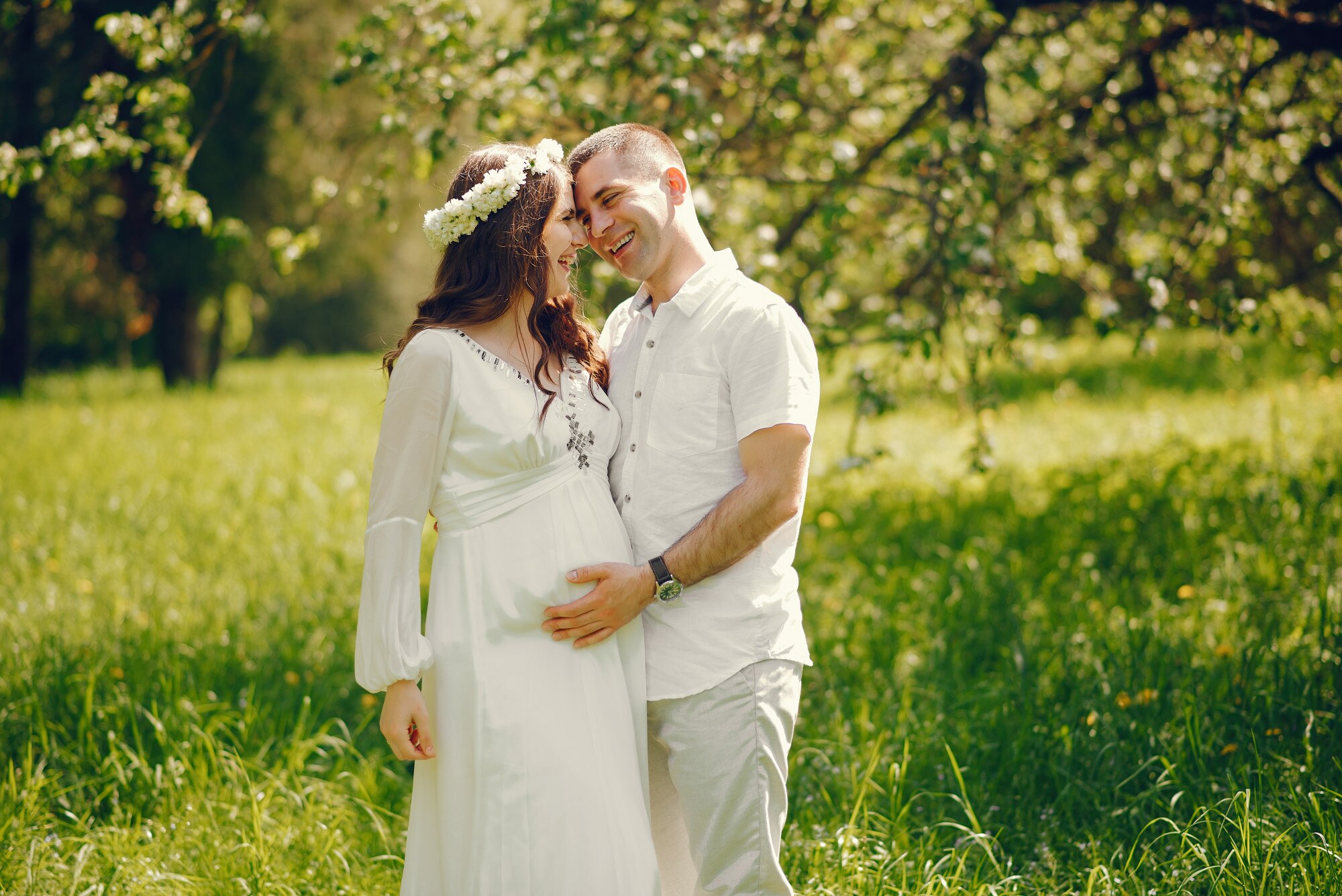 Cette photo de grossesse en couple a été réalisée en extérieur.