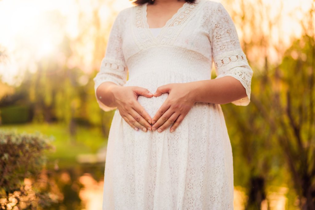 La femme enceinte doit se préparer à accueillir son bébé les mois qui précédent l'accouchement.