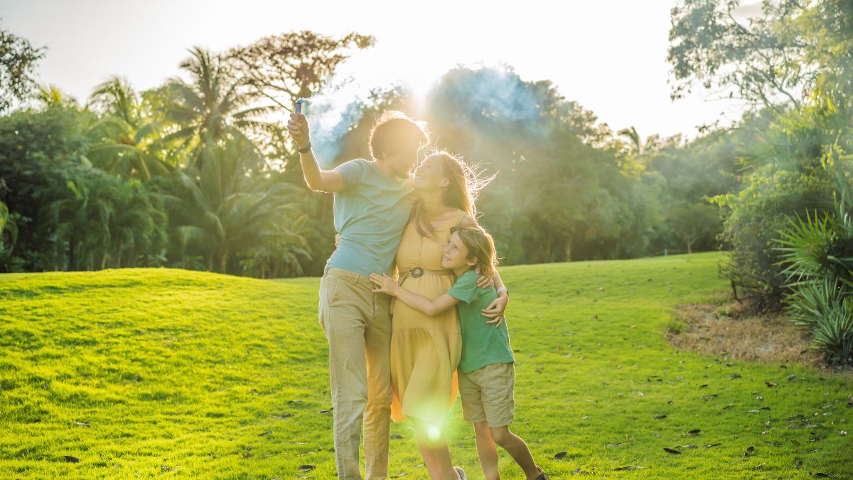 Pensez à acheter un fumigène coloré pour réussir votre gender reveal party.