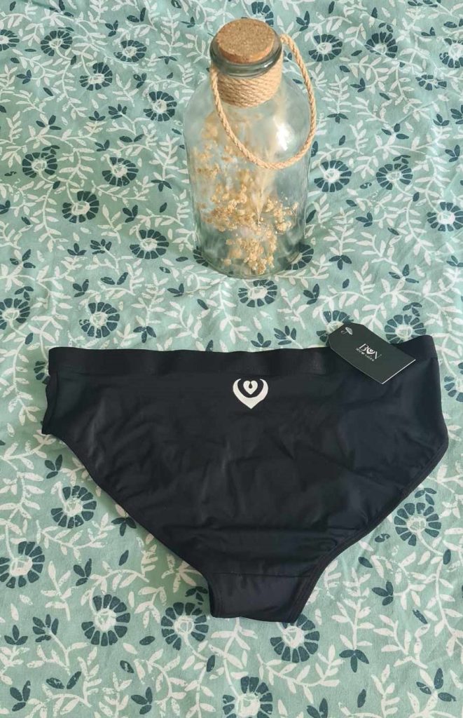 Le maillot de bain menstruel Sporty de Best Of Natural convient aux ados et aux femmes.