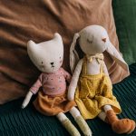 La peluche en forme de chat est très appréciée des jeunes enfants.