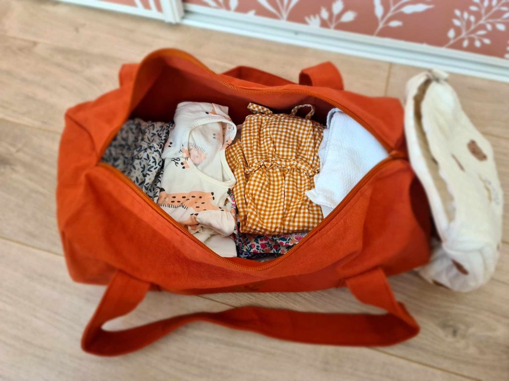 Le sac bowling pour enfant personnalisable Les Griottes possède une grande capacité de rangement.