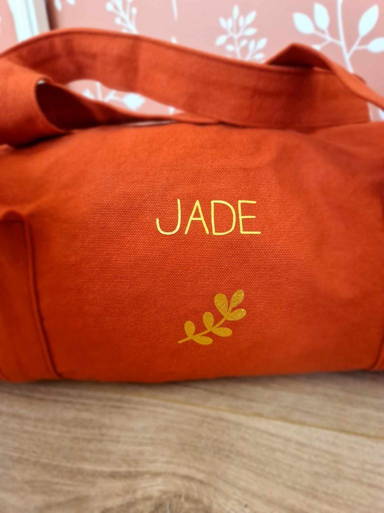 Le sac personnalisable Les Griottes vous permet d'inscrire le prénom de votre enfant ainsi qu'un motif au choix.