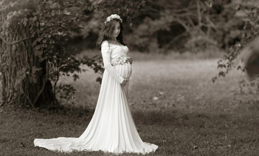 Choisir sa robe de mariée enceinte peut prendre un certain temps.