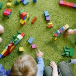 Les enfants de 4 ans peuvent jouer avec des jouets de construction en bois.