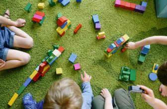 Les enfants de 4 ans peuvent jouer avec des jouets de construction en bois.