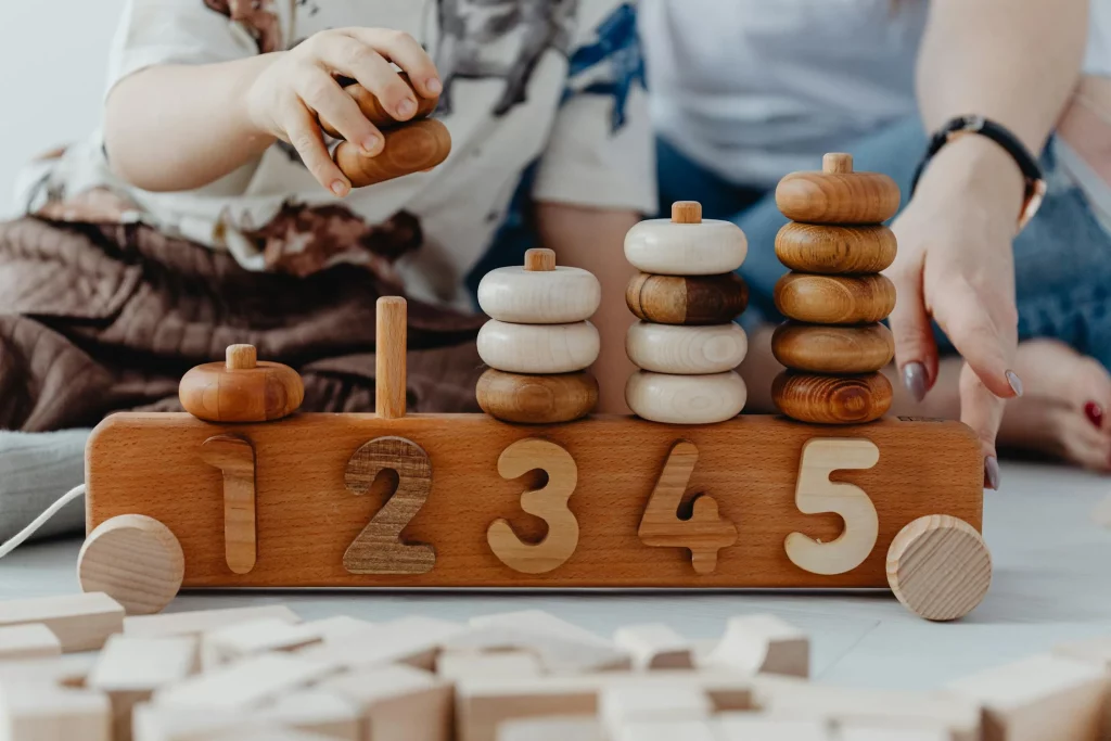 Les jouets Montessori sont des jeux éducatifs. 