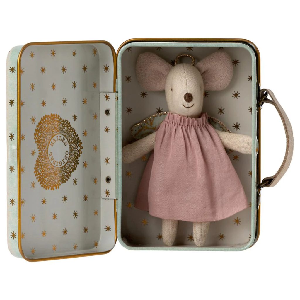 Cet adorable souris ange Maileg voyage avec sa jolie valise.