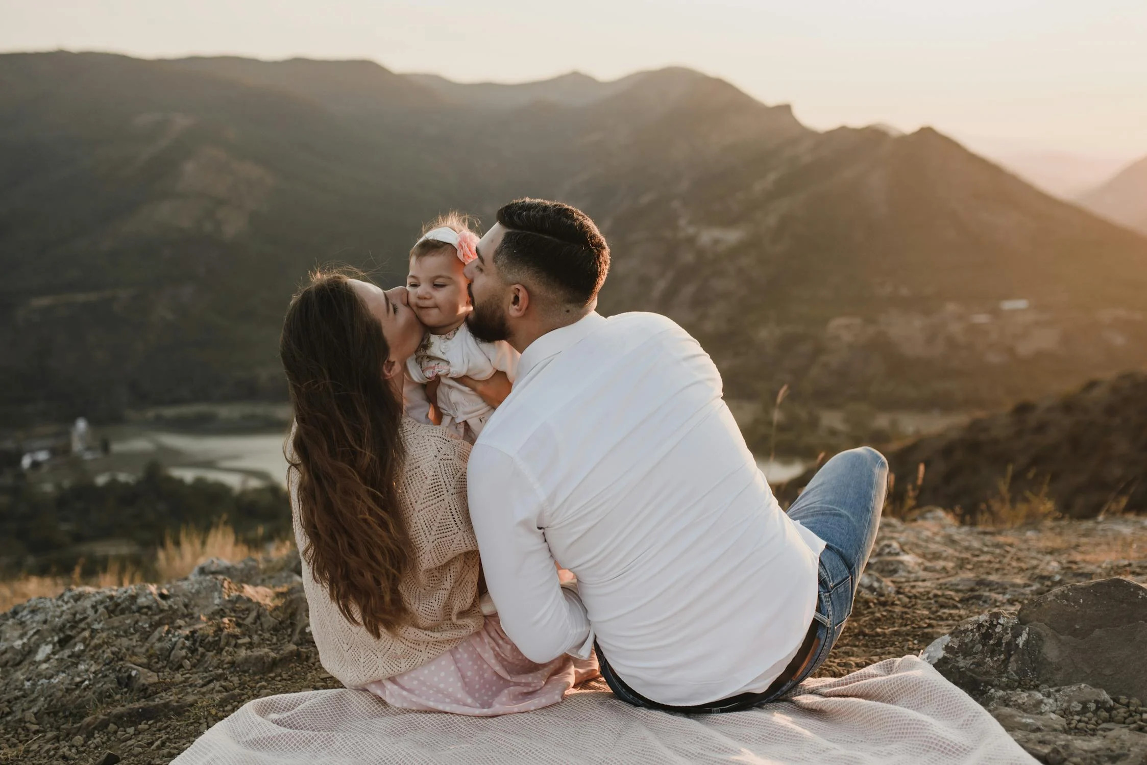 Selon le pays où vous partez en voyage avec bébé, il faut faire des vaccins supplémentaires.